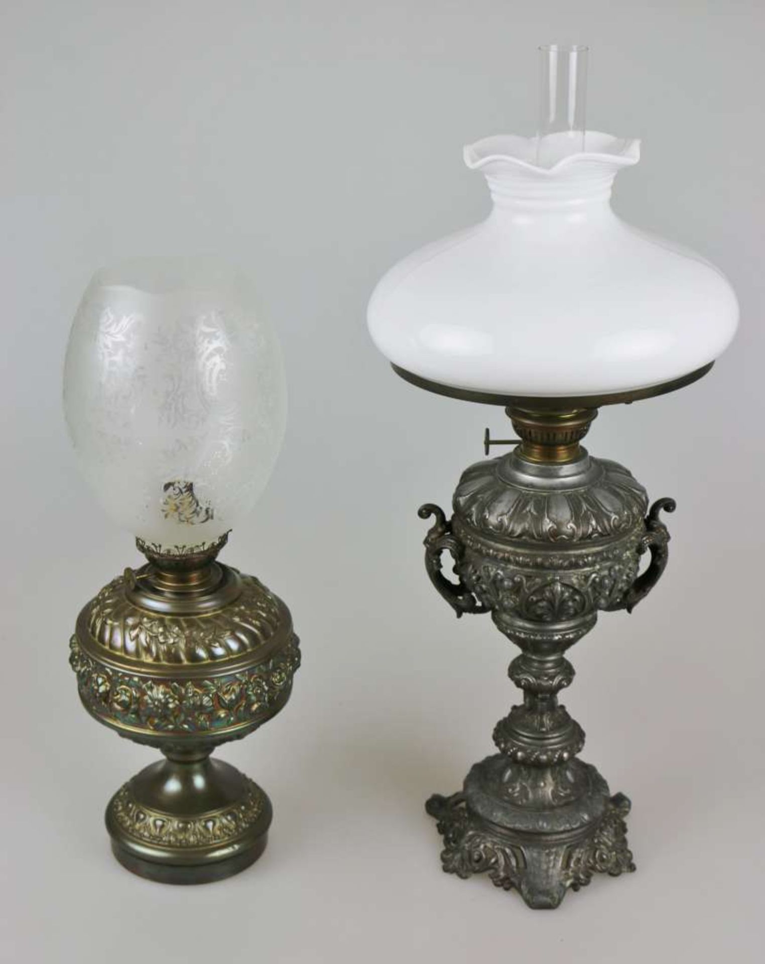 2 Petroleumlampen, wohl um 1900, Metallguss mit dunkler Patina. Runder, profilierter und