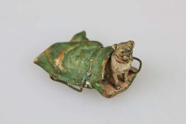 Wiener Bronze, ohne Markung, Sitzender Mops in Pompadour-Beutel, 20. Jh, polychrom bemalt, L.: ca.