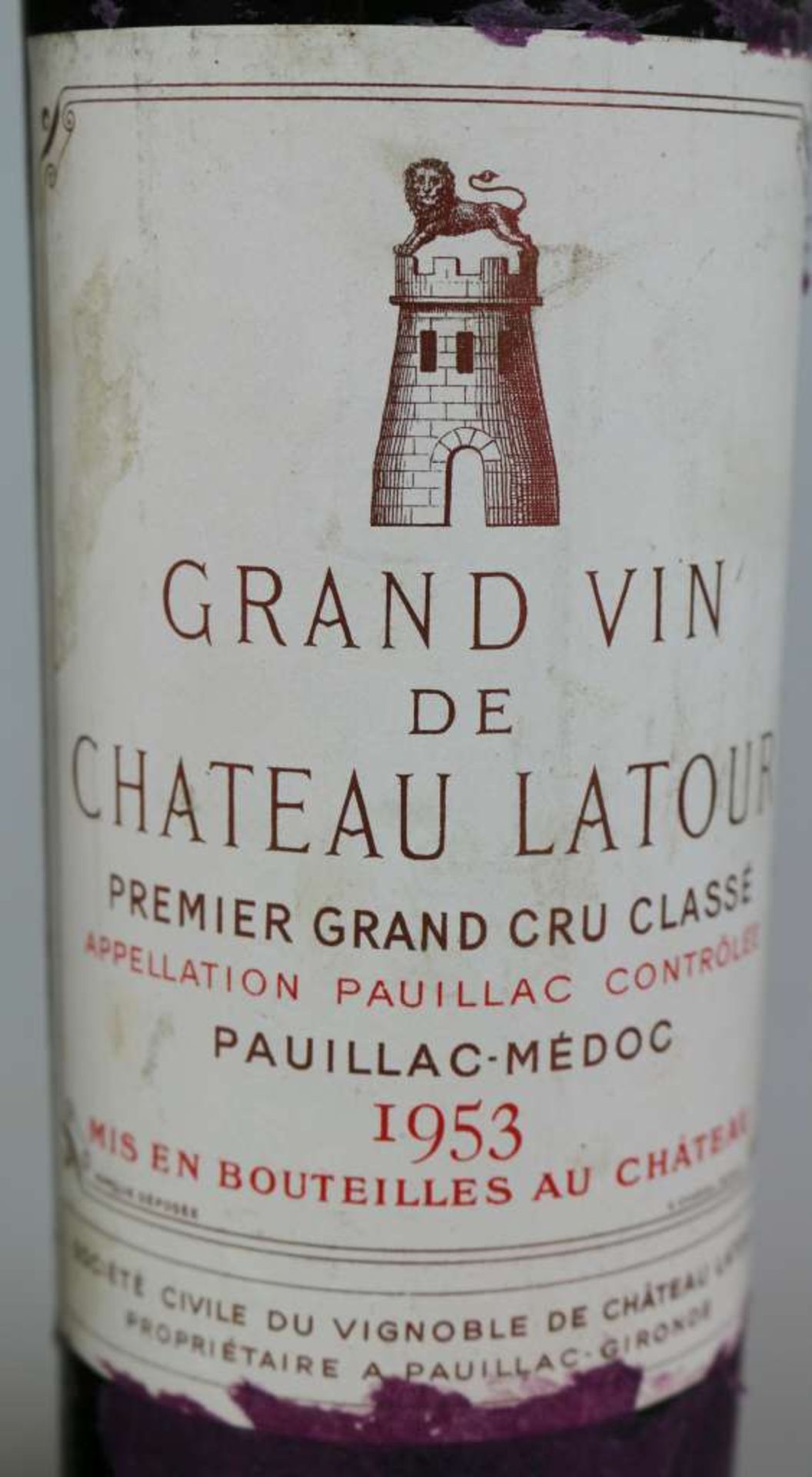 Rotwein, 2 Flaschen Château Latour, Paillac-Médoc, 1953, 0,75 L. 1x mid shoulder, 1x low shoulder, - Bild 2 aus 3