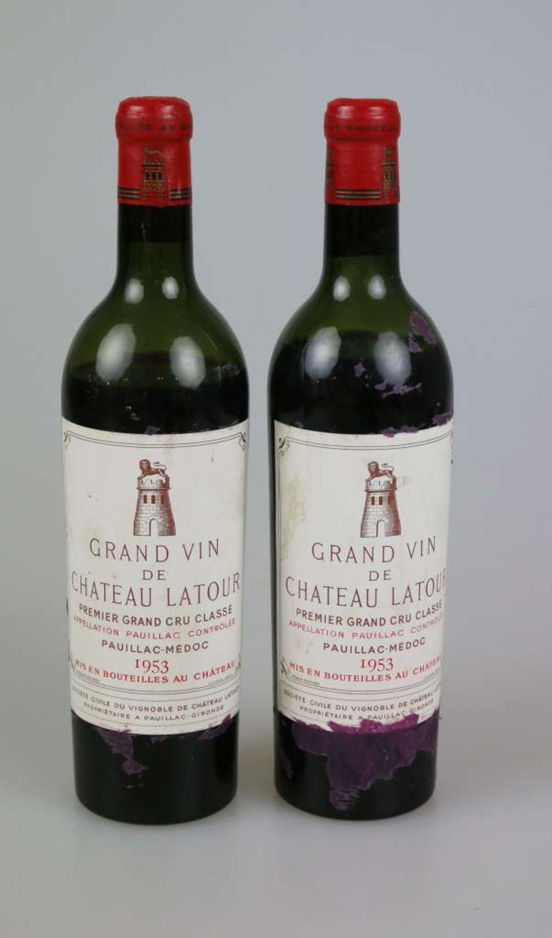 Rotwein, 2 Flaschen Château Latour, Paillac-Médoc, 1953, 0,75 L. 1x mid shoulder, 1x low shoulder,