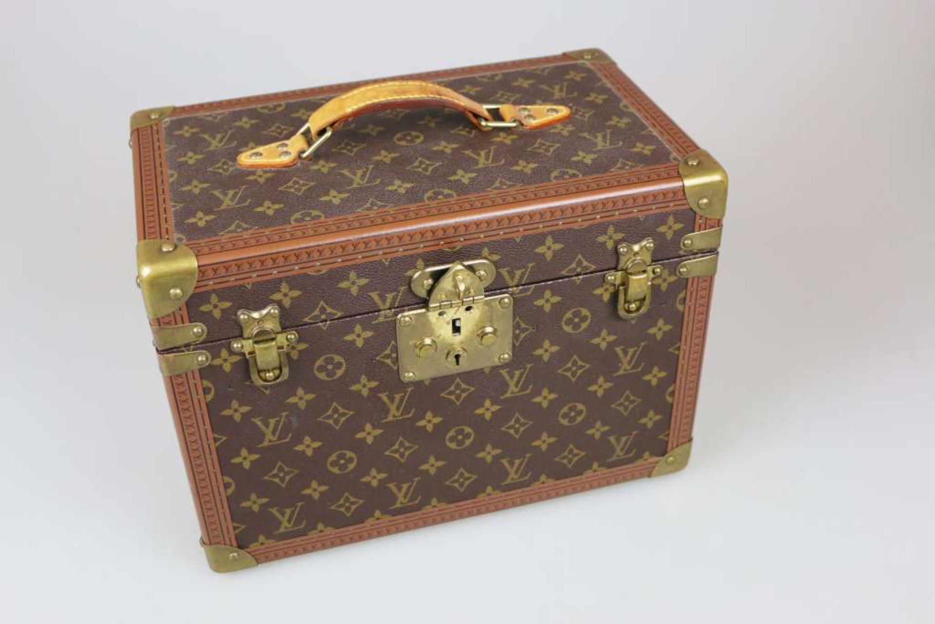 Louis Vuitton Beauty Case, Canvas mit LV Schriftzug, Messingbeschläge und Ledergriff. Innen mit - Bild 2 aus 4