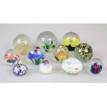 Konvolut Briefbeschwerer/ Paperweights, 11 Stück, 20. Jh., farbloses Glas, kugelförmig, polychrom