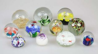 Konvolut Briefbeschwerer/ Paperweights, 11 Stück, 20. Jh., farbloses Glas, kugelförmig, polychrom