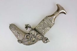 Oman, Jambya, um 1900, originale Eisenklinge, Horngriff mit Silberbeschlag, Holzscheide mit
