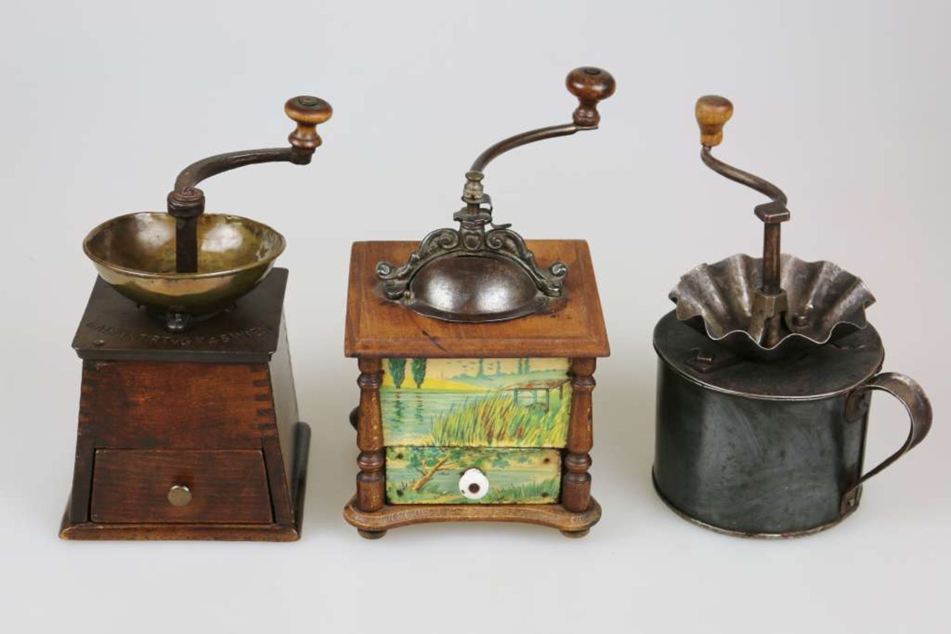 Kaffeemühlen um 1900, Konvolut von drei Mühlen, verschiedene Größen und Materialien, Höhe: ca.
