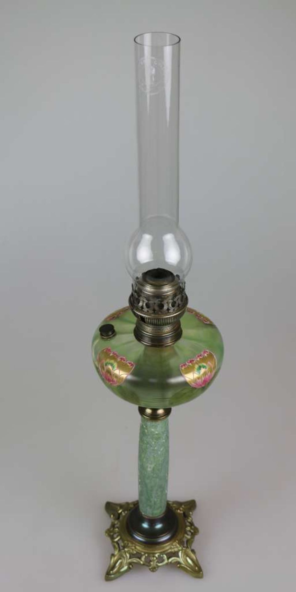 Große Petroleumlampe, wohl um 1900, grüner Glastank mit polychromer, floraler Emailbemalung,