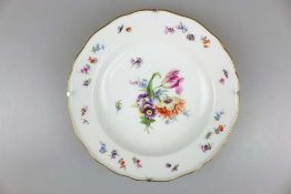 Meissen, Teller, um 1900, gemuldet, Wellenrand, dieser goldstaffiert, im Spiegel polychromes