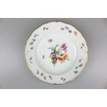 Meissen, Teller, um 1900, gemuldet, Wellenrand, dieser goldstaffiert, im Spiegel polychromes