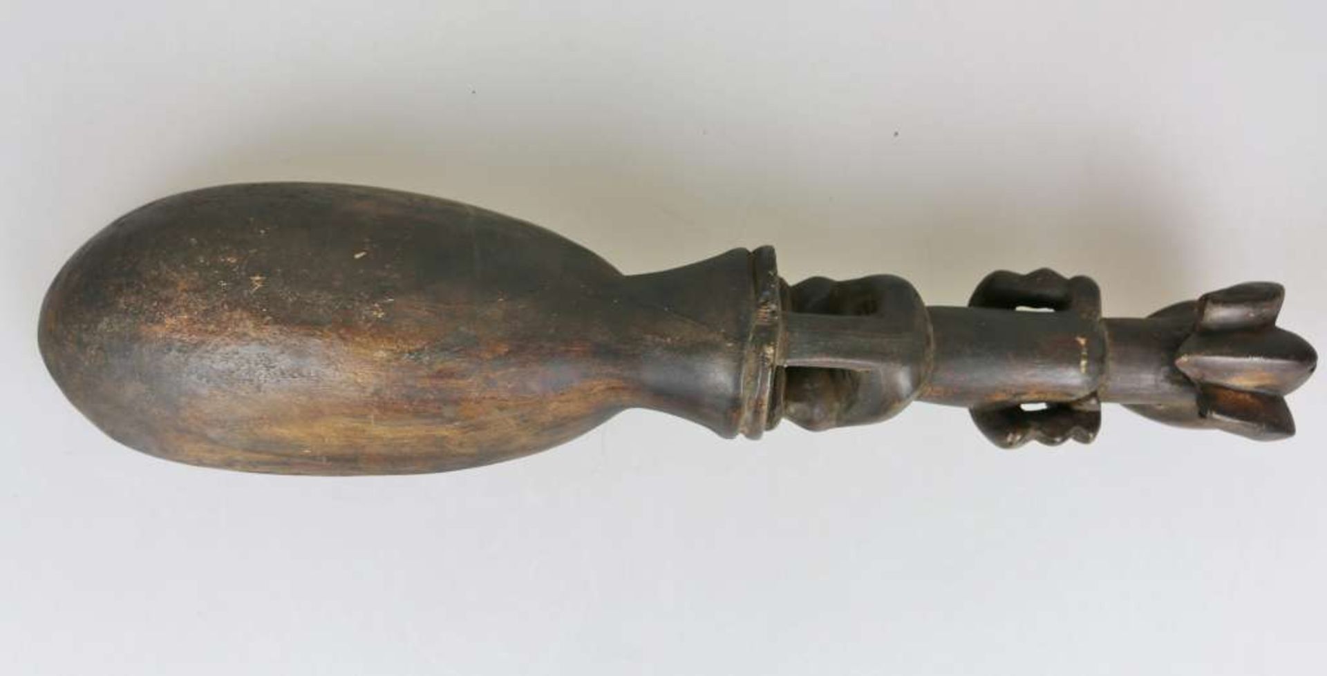 FANG, Zeremoniallöffel, Griff mit vollplastischer figürlicher Darstellung. L.: ca. 38 cm. Wohl - Bild 5 aus 5