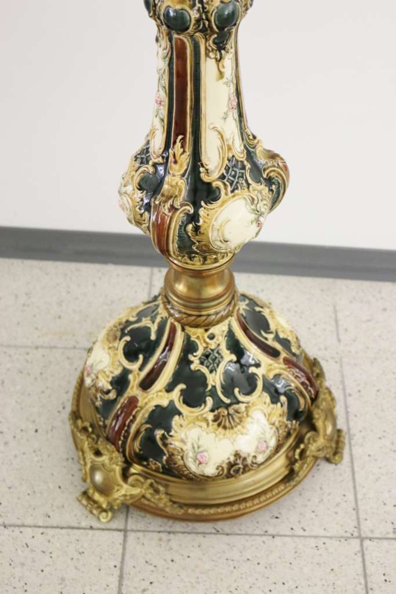 Monumentale Petroleumlampe, 20. Jh., Keramik mit üppiger polychromer Fayencemalerei, partiell mit - Bild 2 aus 3