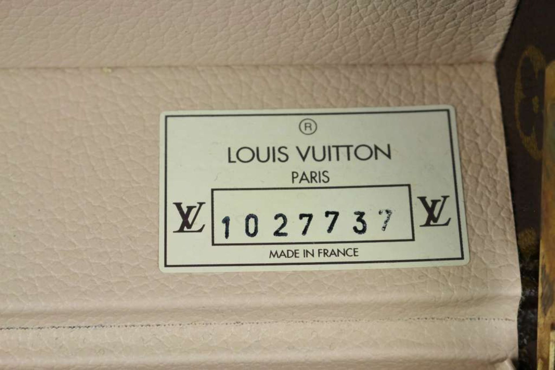 Louis Vuitton Beauty Case, Canvas mit LV Schriftzug, Messingbeschläge und Ledergriff. Innen mit - Bild 4 aus 4