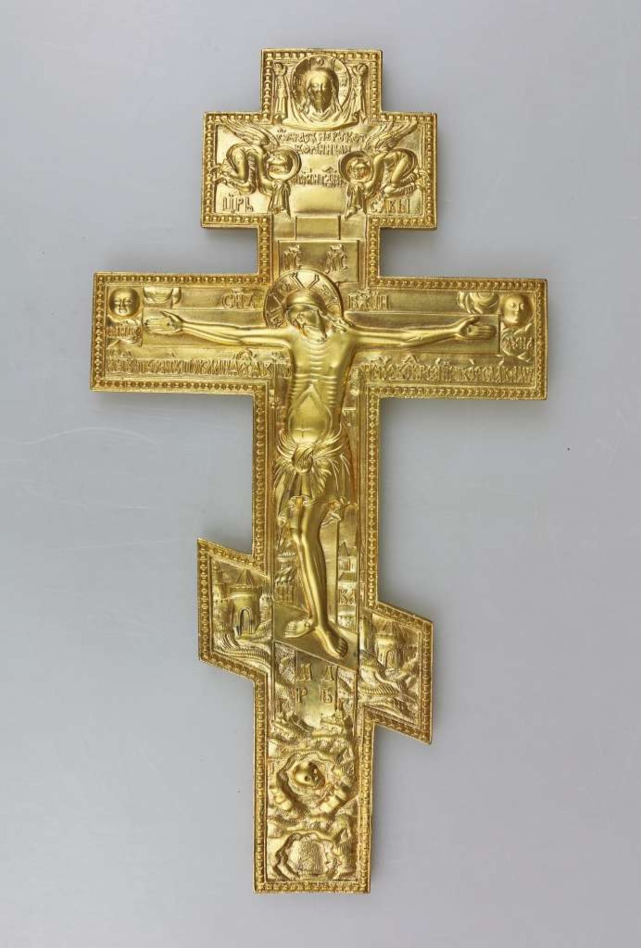 Großes Segenskreuz aus vergoldeter Bronze, Russland Mitte 19. Jh., Dreibalkenkreuz in der Spitze die
