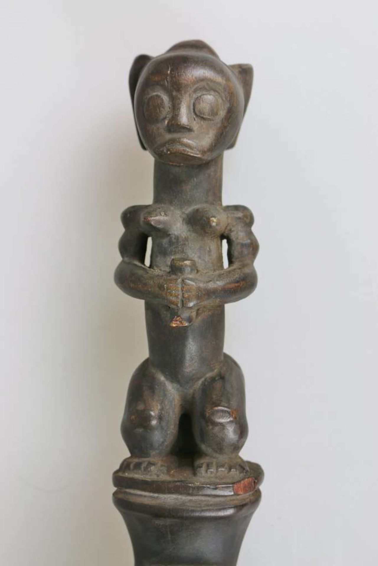 FANG, Zeremoniallöffel, Griff mit vollplastischer figürlicher Darstellung. L.: ca. 38 cm. Wohl - Bild 2 aus 5