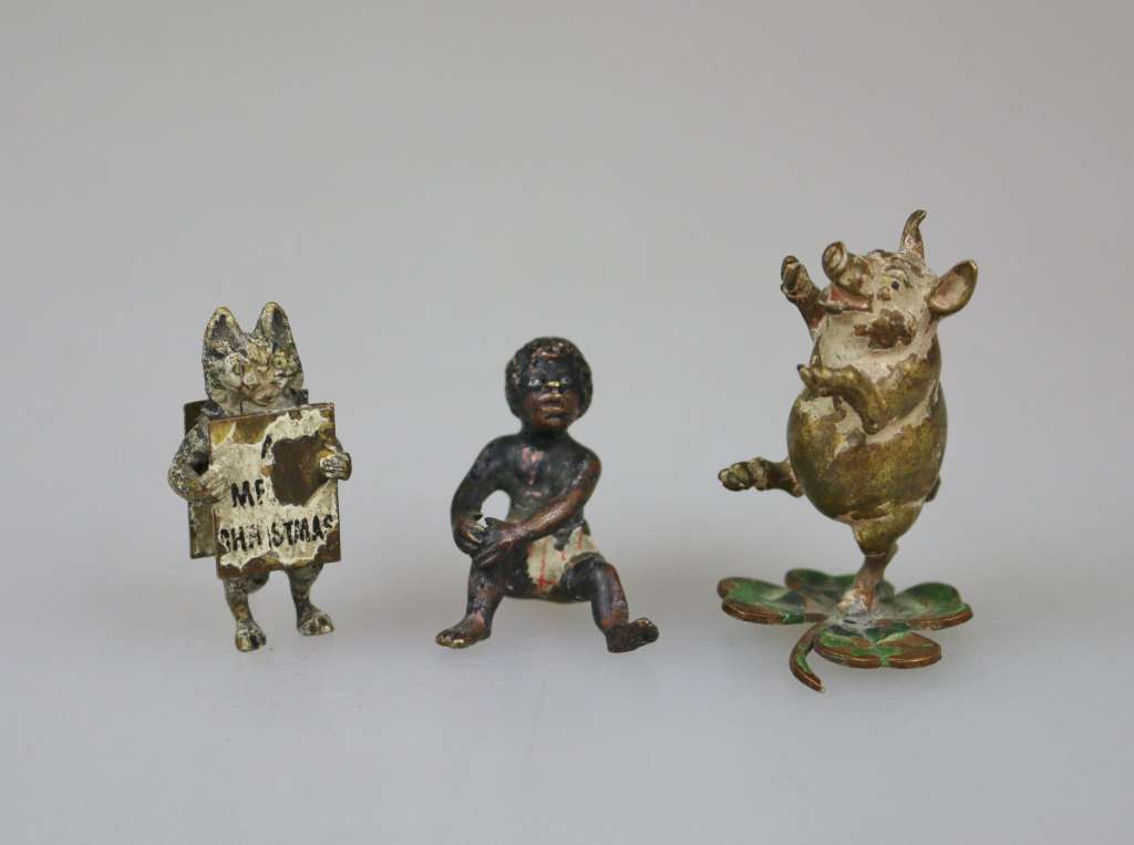 Wiener Bronze, ohne Markung, drei Miniaturen, 20. Jh., polychrom gefasst: tanzendes Glücksschwein