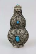 China, Snuffbottle, Silber mit eingelegten, blauen Steinen, Flaschenform reich verziert, Höhe ca.