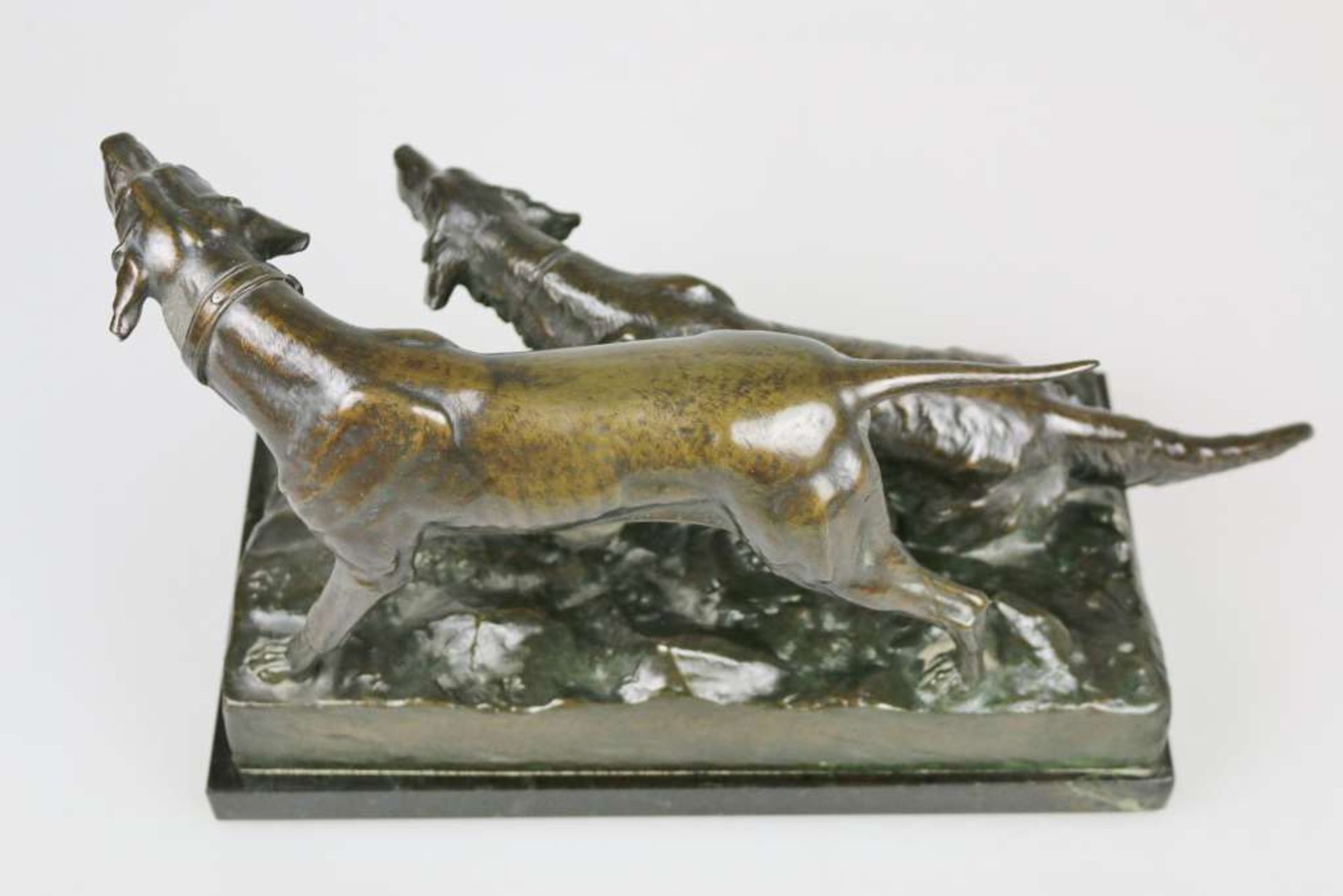 FRITZ DILLER (1875-1945), große Bronzeskulptur, "Zwei Jagdhunde", auf der Plinthe signiert ¨F. - Bild 2 aus 3
