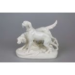 Porzellanskulptur, Paar Jagdhunde, Weißporzellan, bodenseitig mehrfach gemarkt und grüne
