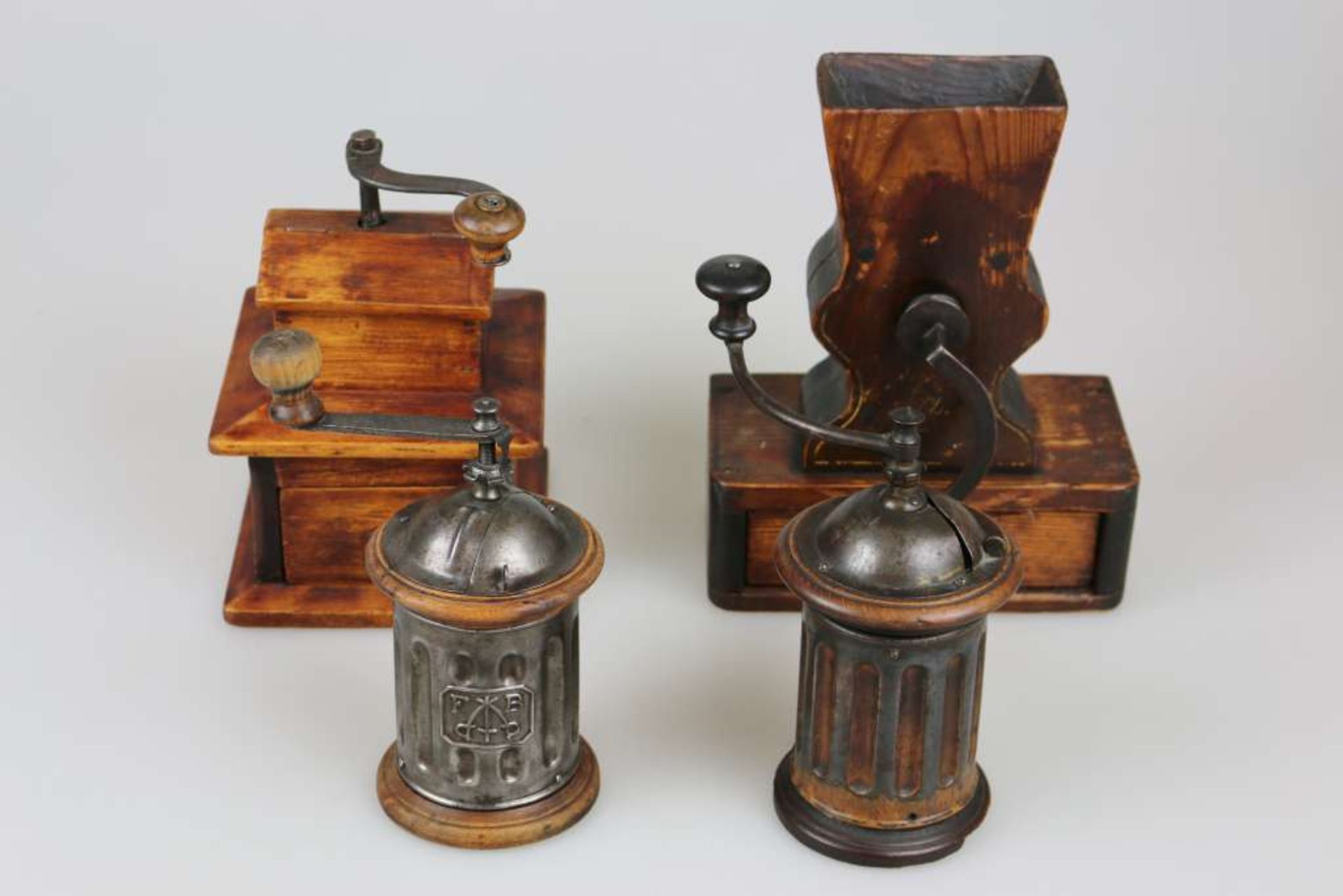 Kaffeemühlen um 1900, Konvolut von vier Mühlen, verschiedene Größen und Materialien. Höhe: ca. 22,