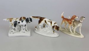 3 Figurengruppen, Jagdhunde, 20. Jh., teilweise sign., alle am Boden gestempelt, u.a. W. Goebel,