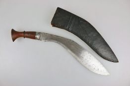 Nepal, Kukri um 1900, Klinge fleckig, Holzgriff, Holzscheide mit schwarzem Leder bezogen mit