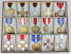 Sammlung von 15 verschiedenen Abzeichen und Medaillen, 5 x Bundeswehr, 5 x Sturmflutmedaillen, 4 x