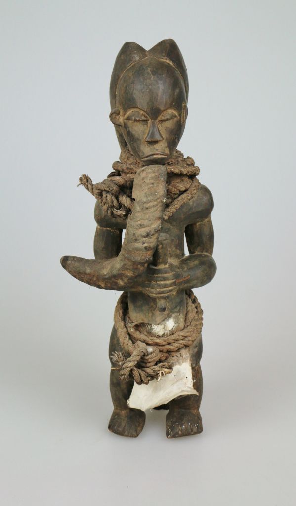 Afrikanische Ritualfigur, wohl Baule, Holz. Männliche Figur, vor der Brust ein Gefäß haltend, um