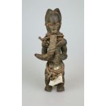 Afrikanische Ritualfigur, wohl Baule, Holz. Männliche Figur, vor der Brust ein Gefäß haltend, um