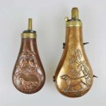 Zwei Pulverflaschen, wohl England, 19. Jh., geprägter Kupferkorpus mit verstellbarer Patentschütte