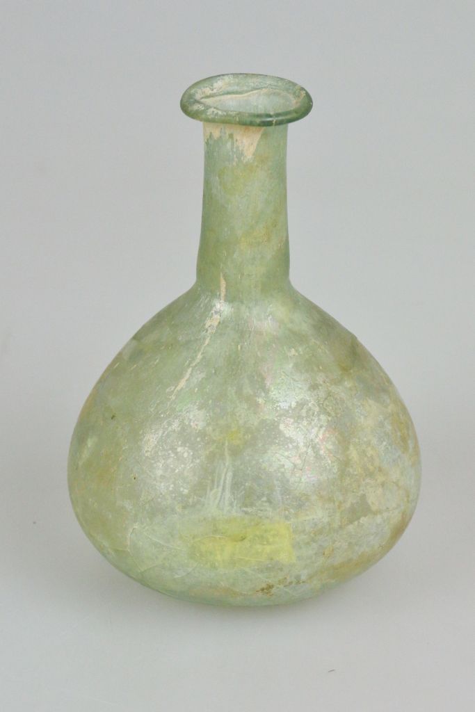 Glasflasche, evtl. nach römischem Vorbild, kugeliger, leicht gestauchter Korpus mit Enghals. H.: - Image 2 of 2