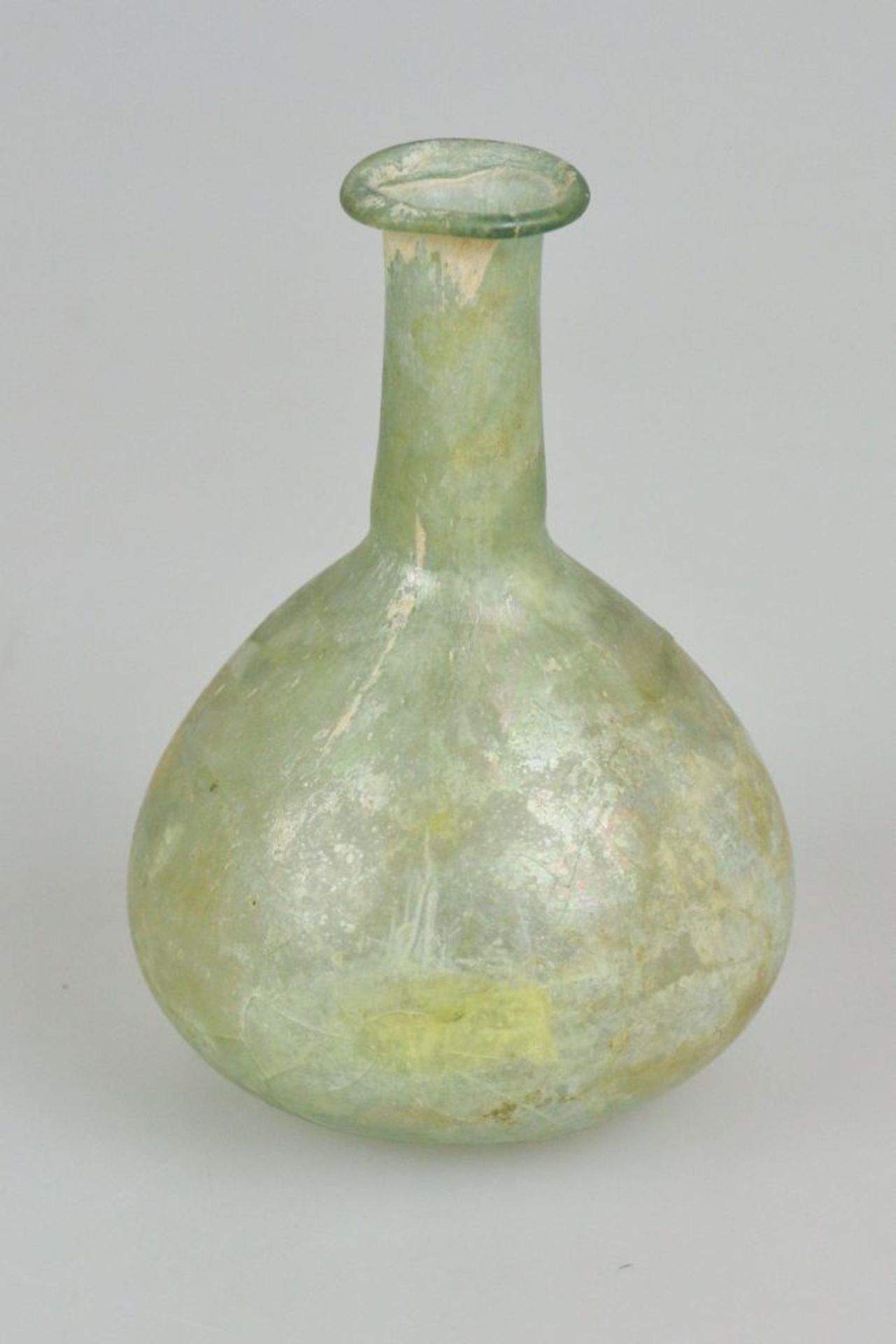Glasflasche, evtl. nach römischem Vorbild, kugeliger, leicht gestauchter Korpus mit Enghals. H.: - Bild 2 aus 2