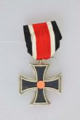 Eisernes Kreuz 1939 2. Klasse am Band, Schinkelform, ohne Hersteller, Eisenkern, Zustand 2-.- - -