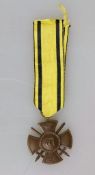 Württemberg Wilhelmskreuz mit Schwerter für Kriegsverdienst am Band, oxyd. Bronze, Zustand 2+.- - -
