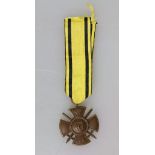 Württemberg Wilhelmskreuz mit Schwerter für Kriegsverdienst am Band, oxyd. Bronze, Zustand 2+.- - -