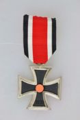 Eisernes Kreuz 1939 2. Klasse am Band, ohne Hersteller, Eisenkern, Zustand 2+.- - -20.00 % buyer's