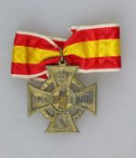 Baden, Kreuz für freiwillige Kriegshilfe 1914 mit Eichenkranz, am Band, Weissmetall vergoldet,