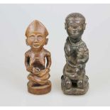 Paar Ritualfiguren, jew. Mutter mit einem Säugling, wohl Zentralafrika, H.: 30 u. 28 cm. Kleinere