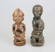 Paar Ritualfiguren, jew. Mutter mit einem Säugling, wohl Zentralafrika, H.: 30 u. 28 cm. Kleinere