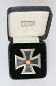 Eisernes Kreuz 1939 1. Klasse in Etui, gewölbt, rückseitig an Schraubscheibe und Dorn, Hersteller: