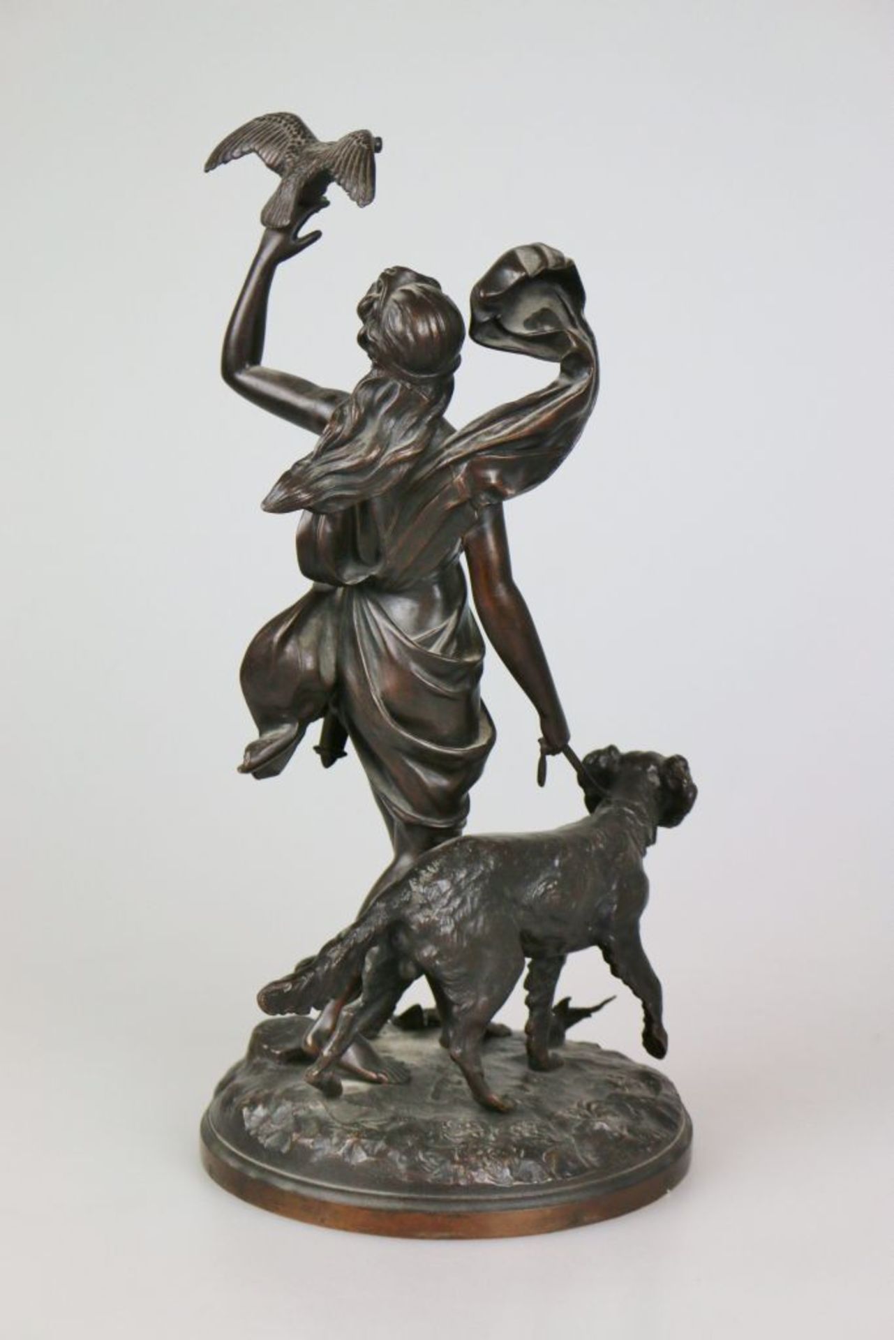 J. KRILL (XX?), Diana, die Göttin der Jagd mit Jagdhund und einem auf der erhobenen Hand sitzenden - Bild 2 aus 4