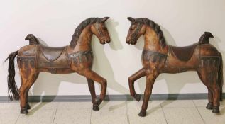 Paar Pferde, Holz, 19./20. Jh., vollplastische, stehende Darstellung, in Brauntönen, teils farbig