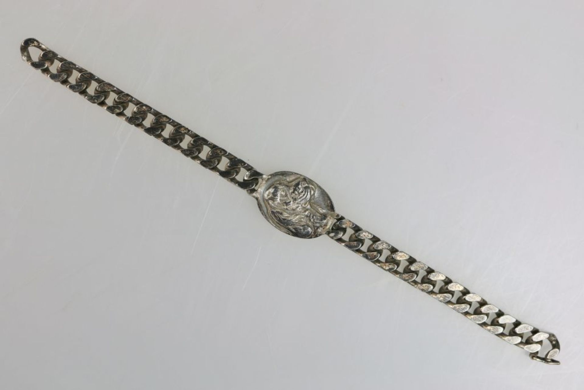 Gliederarmband mit Setterkopfrelief, 925er Silber, gestempelt. Mittig ovale Schmuckplatte mit Relief