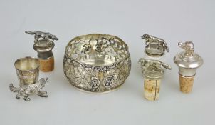 Konvolut Silber/ Versilbertes, wohl 20. Jh., bestehend aus vier Flaschenkorken, Schnapsbecher und