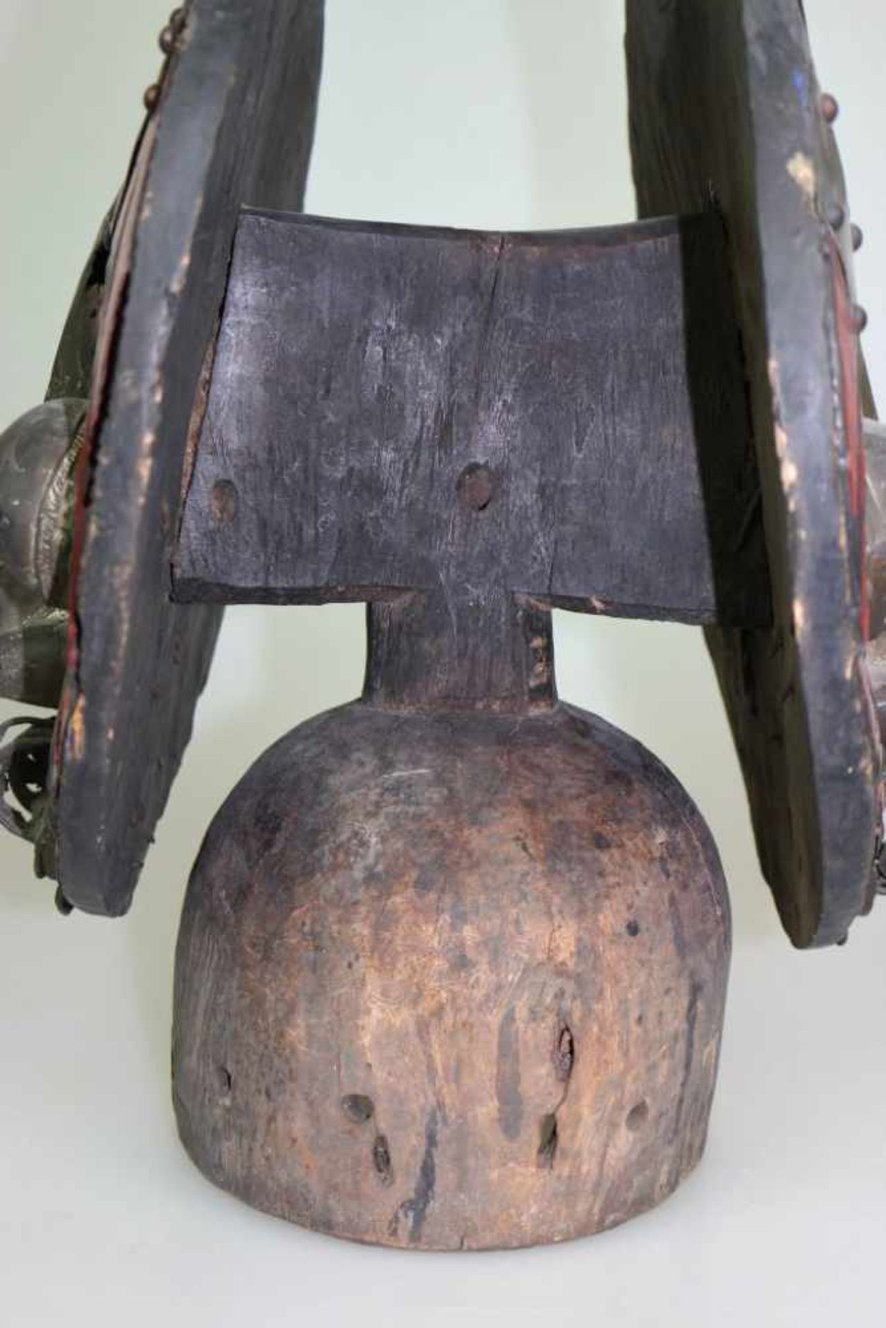 IJEBU, Nigeria, äußerst seltener "Januskopf-Aufsatz" der Ijebu. H.: 66 cm, Holz geschnitzt, rote - Bild 13 aus 13