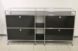 USM Haller Sideboard, schwarzlackiertes Metall und verchromtem Stahlrohrgestell, Anrichte mit