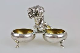 Menage, 750er Silber, 1. V. 20. Jh., zwei runde Schalen mit Innenvergoldung, je auf zwei Füßen