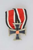 Eisernes Kreuz 1939 2. Klasse am Band, Schinkelform, ohne Hersteller, Eisenkern, Zustand 2.- - -20.