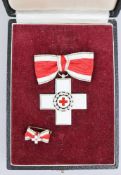 Ehrenzeichen des Deutschen Roten Kreuzes in Silber an rot/weißer Bandschleife, im Verleihungsetui