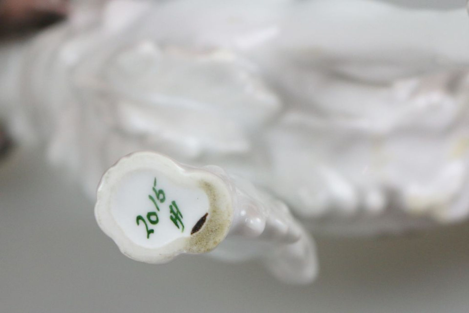 Bing & Gröndahl, Porzellanfigur "Englischer Setter mit erlegtem Vogel im Maul", unterglasurgrüne und - Bild 4 aus 4
