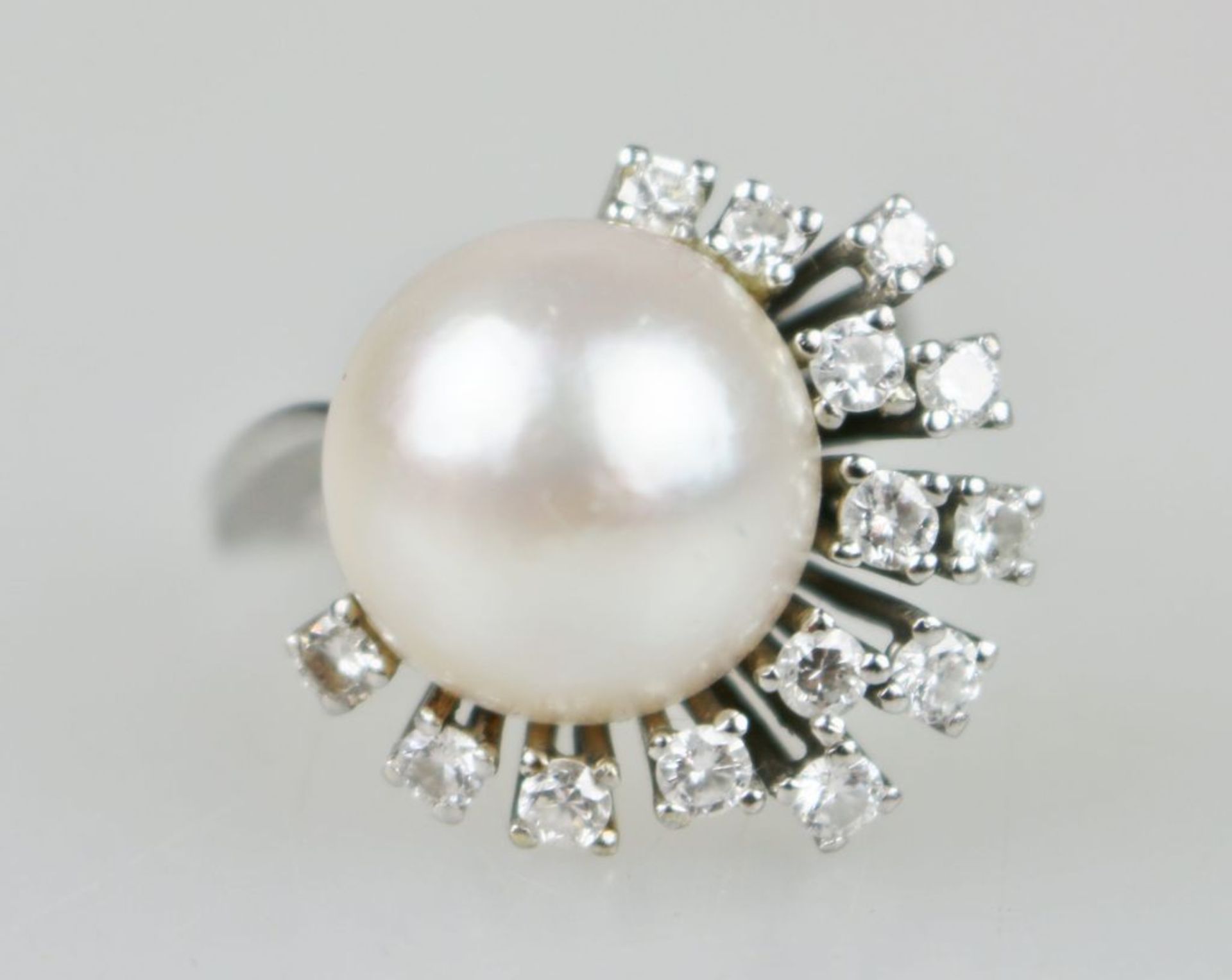 Brillantring mit Mabe-Perle, 585er Weißgold, Perle halbseitig umringt von 14 Brillanten, jeweils