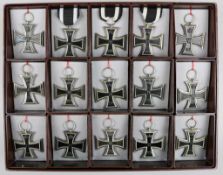 Preußen Eisernes Kreuz 1914 2. Klasse, Sammlung von 15 Kreuzen, davon 3 mit Band, Hersteller: FR,